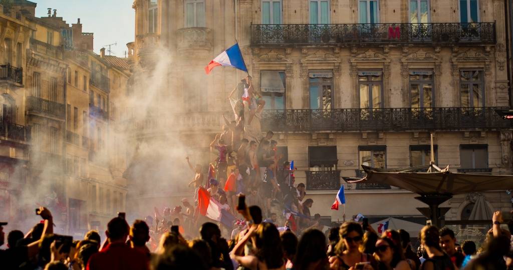 une foule avec le drapeau de la France