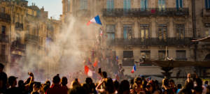 une foule avec le drapeau de la France