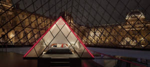 La Pyramide du Louvre avec un lit dedans
