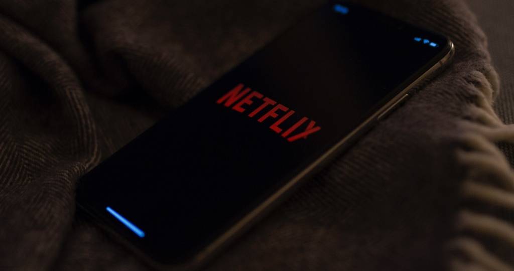 Un téléphone sur l'application Netflix