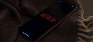 Un téléphone sur l'application Netflix