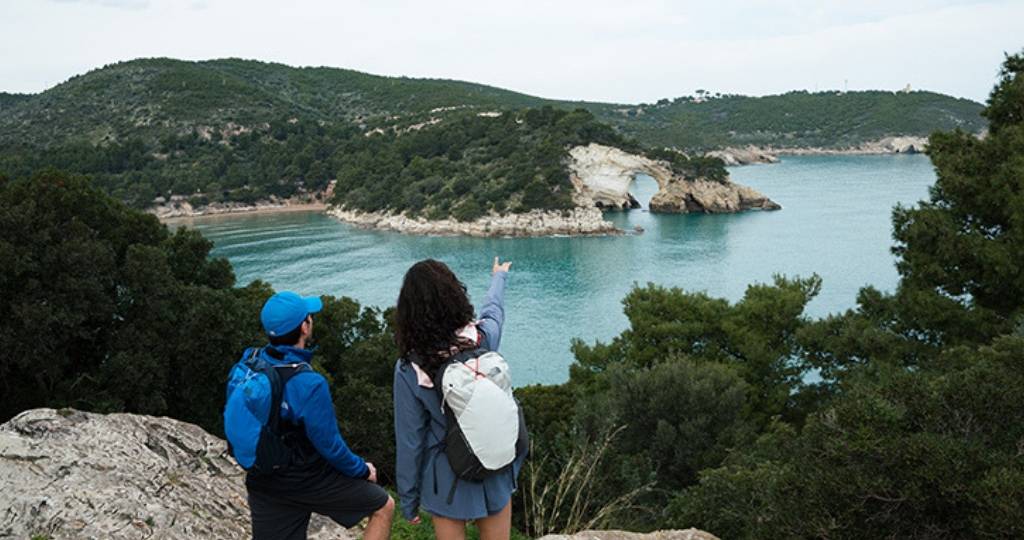 Randonneurs admirent un lac
