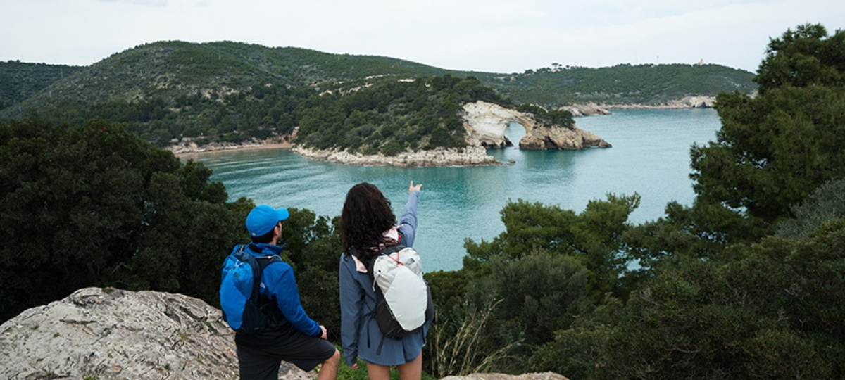 The North Face veut faire de la Journée Mondiale de la Terre un jour férié et lance #MODEEXPLORATION Randonneurs admirent un lac