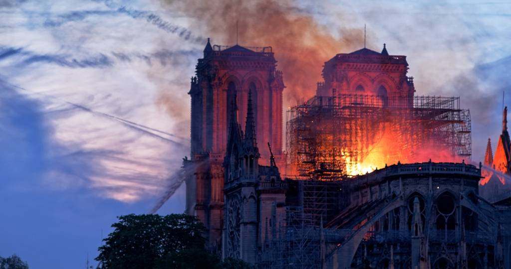 La cathédrale Notre-Dame à Paris en feu