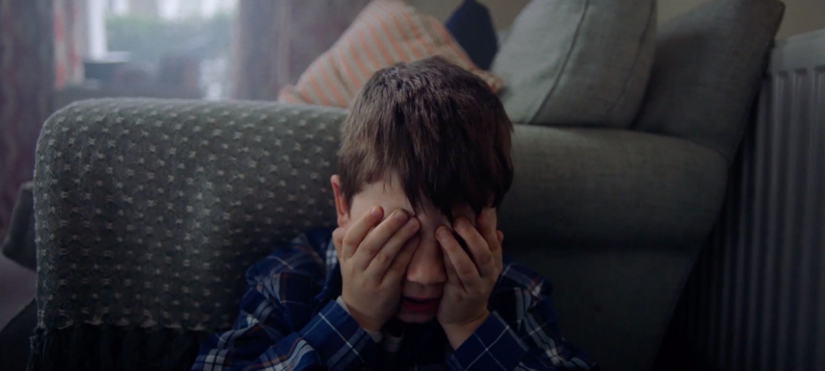 Refuge lance un spot contre les violences domestiques Un jeune garçon avec ses mains sur les yeux