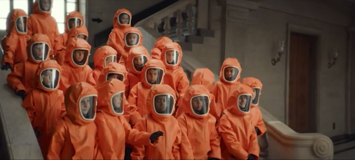 Santé Publique France lance une campagne de promotion de la vaccination Un groupe d'enfant font une photo de groupe en combinaison dans un musée