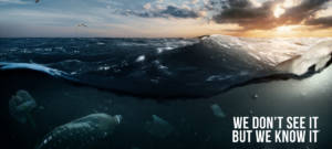 La mer avec des déchets plastiques dedans