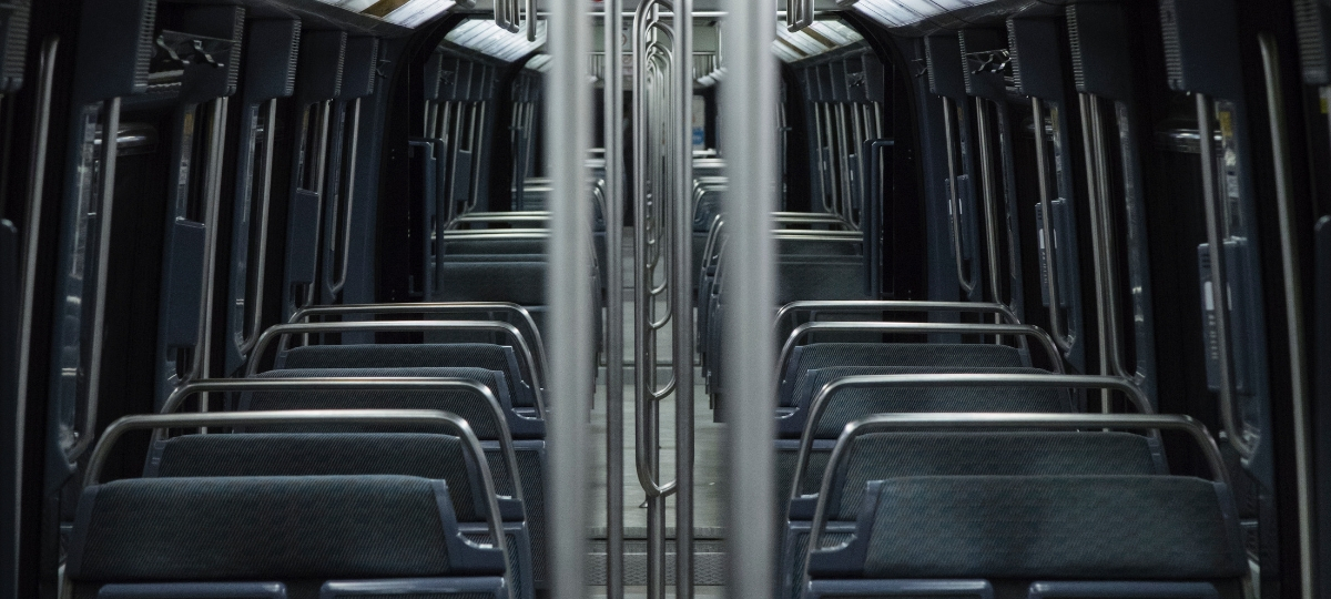 Transavia se lance dans une nouvelle campagne d'affichage gratuite dans le métro Intérieur d'un métro parisien