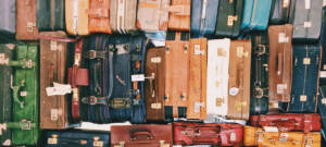 Des valises empilées