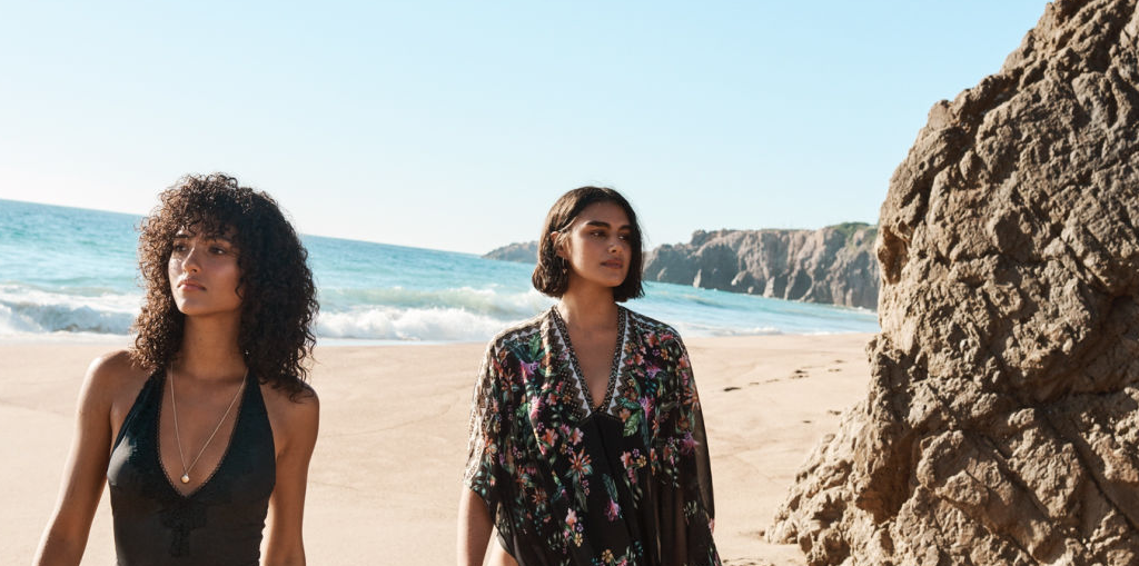 Deux femmes marchent le long d'une plage