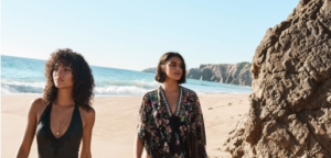 Deux femmes marchent le long d'une plage