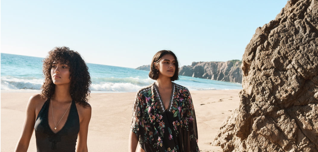 Deux femmes marchent le long d'une plage