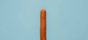 Une saucisse sur fond bleu pastell