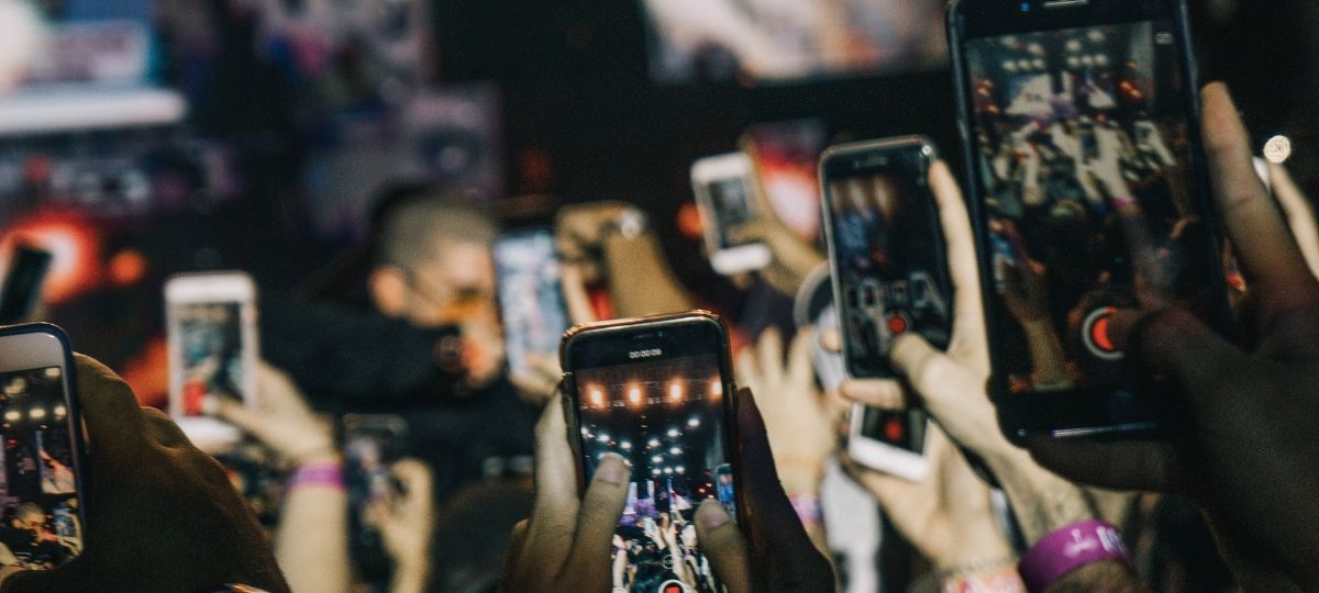 Instagram ajoute les Stories dans sa section Explorer Une foule de téléphone film un concert.