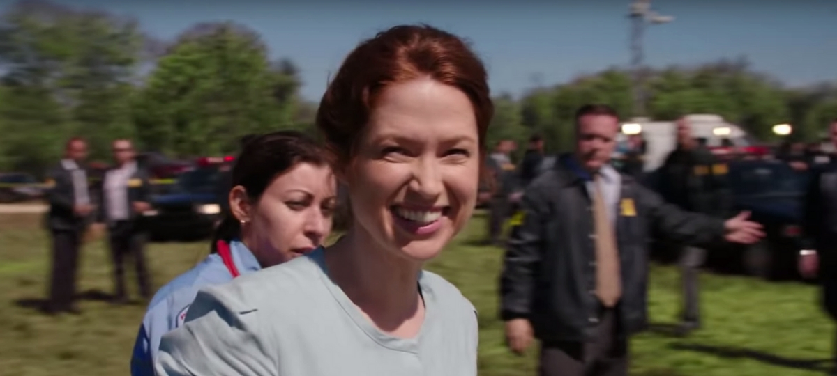 Netflix va sortir un épisode intéractif de la série « Kimmy Schmidt »  Une jeune femme en robe bleu
