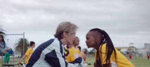 Une entraineuse discute avec un footballeuse