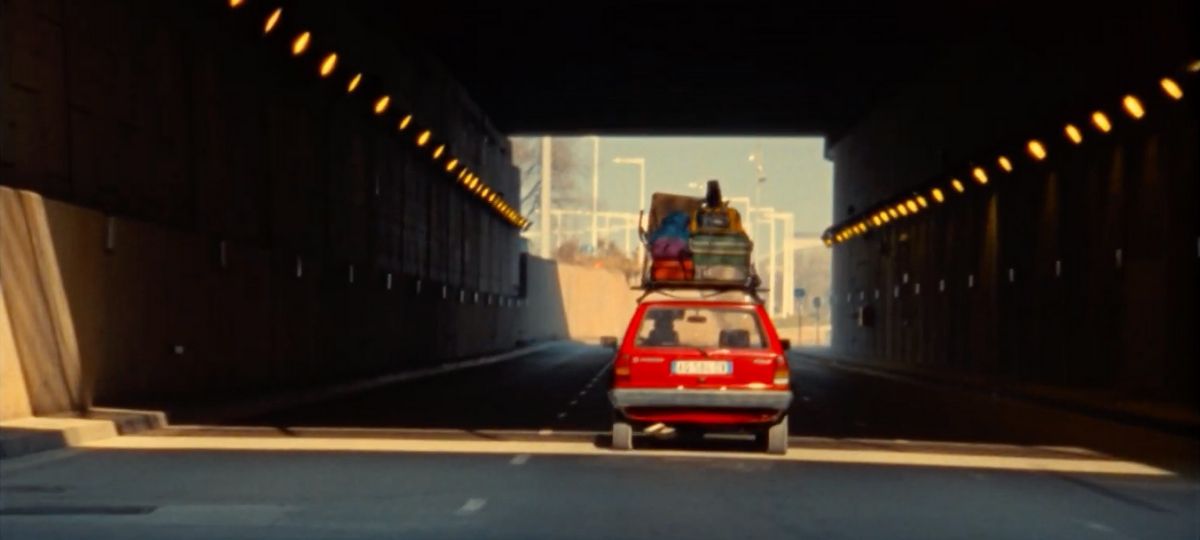 Volkswagen nous parle des autres dans son nouveau film signé DDB Paris. Une petite Volkswagen rouge dans un tunnel