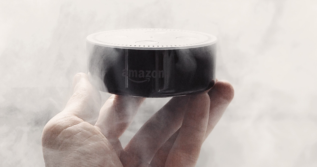 Une enceinte connectée  - Amazon Echo -  dans un nuage de fumer