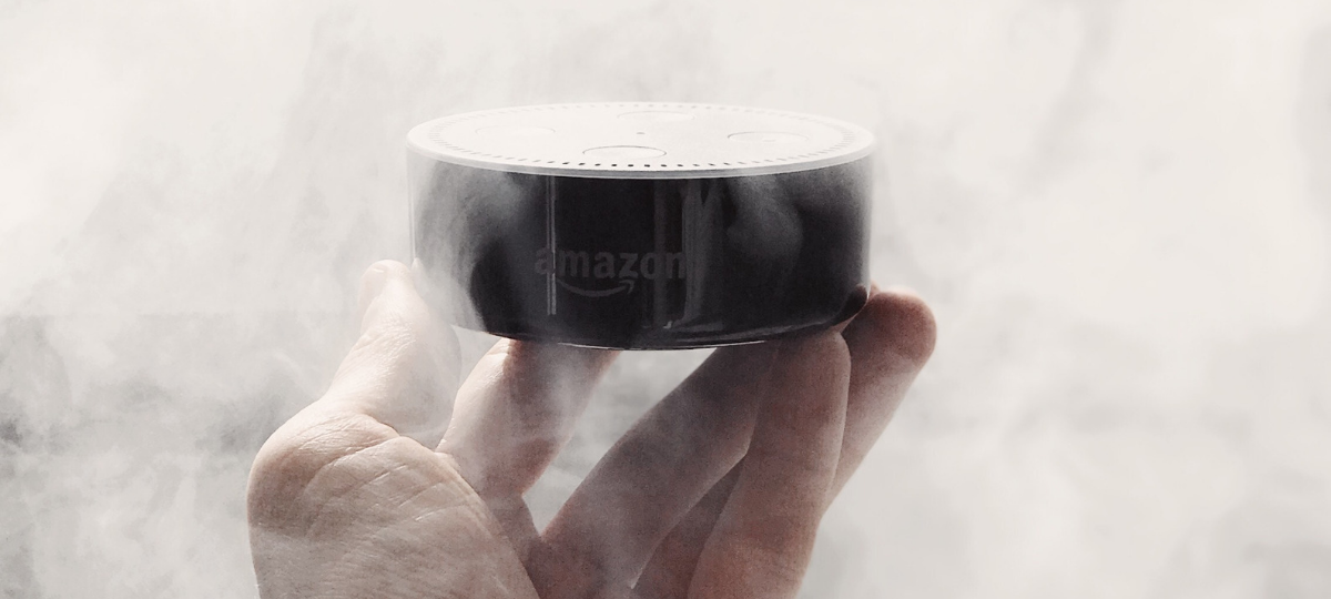 Amazon prépare un bracelet capable de déchiffrer les émotions humaines Une enceinte connectée - Amazon Echo - dans un nuage de fumer