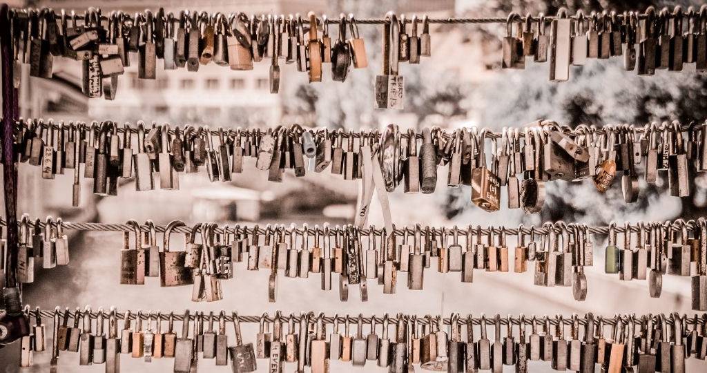 Une centaine de cadenas accrochés à un grillage