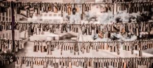 Une centaine de cadenas accrochés à un grillage