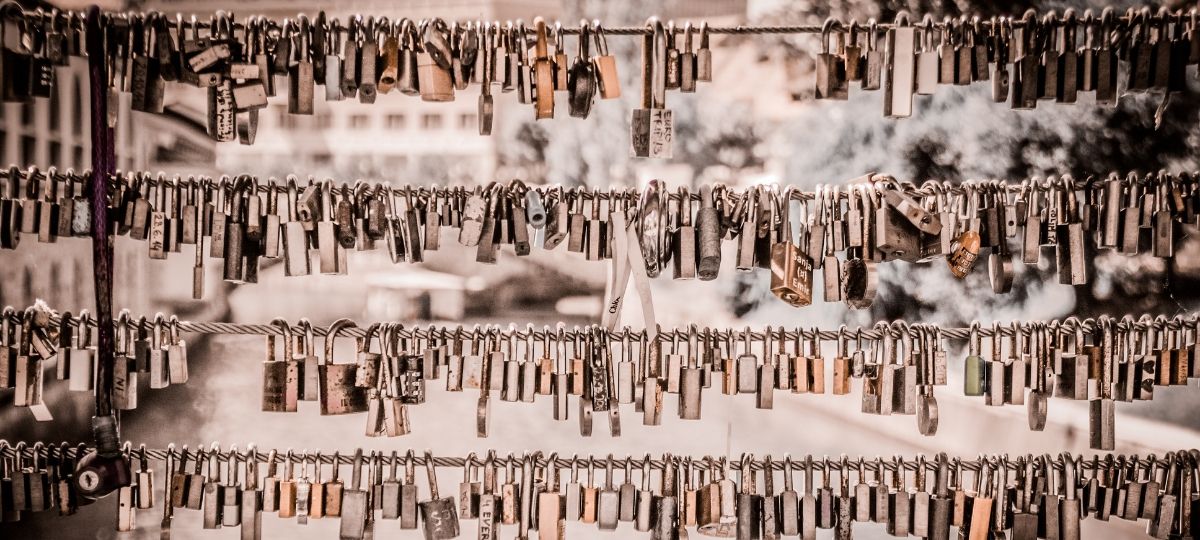 Apple revendrait les données de ses utilisateurs ITunes Une centaine de cadenas accrochés à un grillage
