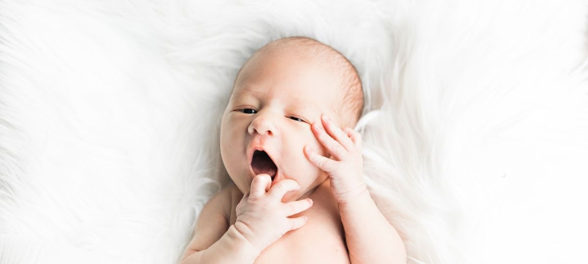 Skyn lance un « Baby Blocker », pour bloquer les photos de bébés Un bébé baille dans une lit de plumes