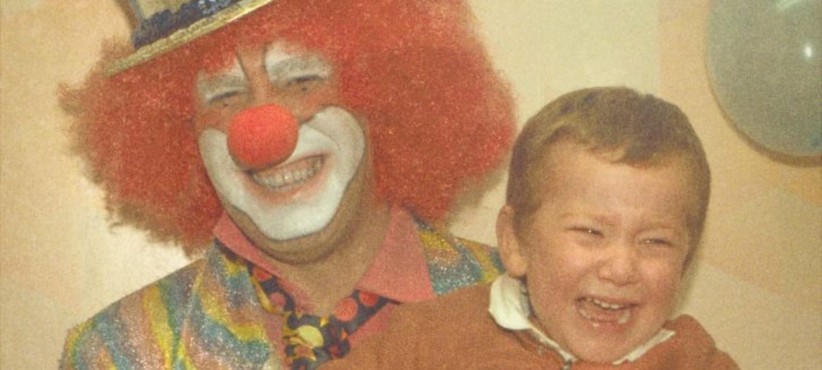 Burger King clash les anniversaires McDonal'ds dans sa dernière campagne Un clown souriant tient un enfant en pleure