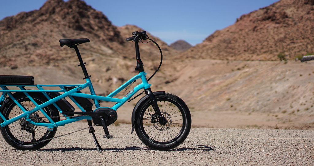 Vélo électrique bleu, dans un désert