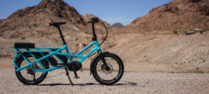 Vélo électrique bleu, dans un désert