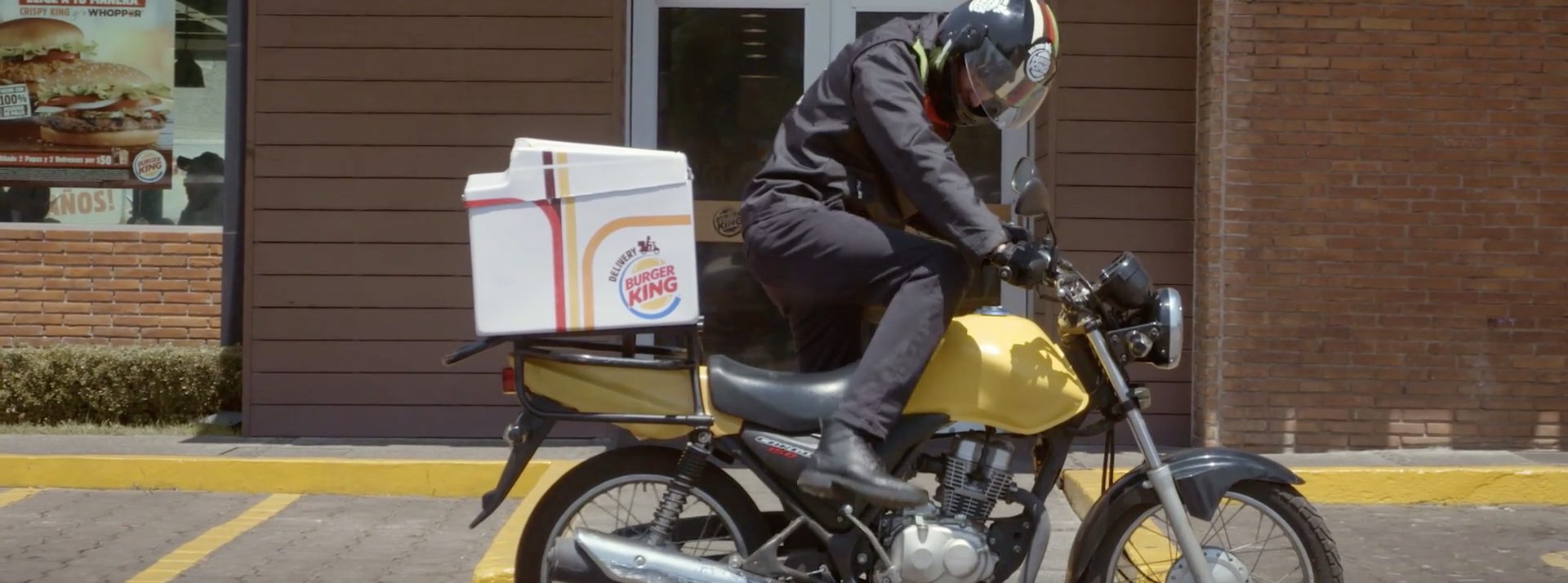 Burger King livre des Whoppers dans les embouteillages Un livreur Burger King monte sur sa moto