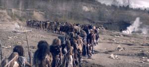 Des hommes préhistoriques font la queue