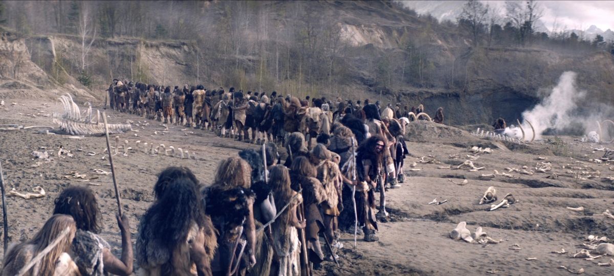 Monoprix révolutionne la fil d'attente dans sa nouvelle campagne Des hommes préhistoriques font la queue