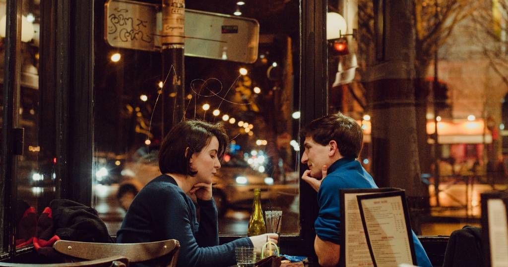 un couple en rendez-vous amoureux