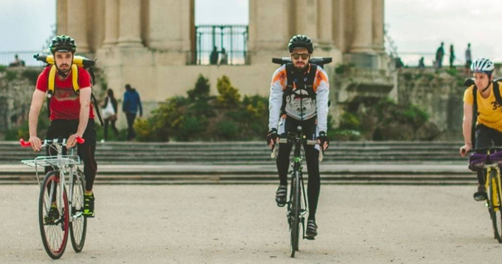 Trois livreur à vélos à la Promenade du Pérou à Montpellier (Hérault)