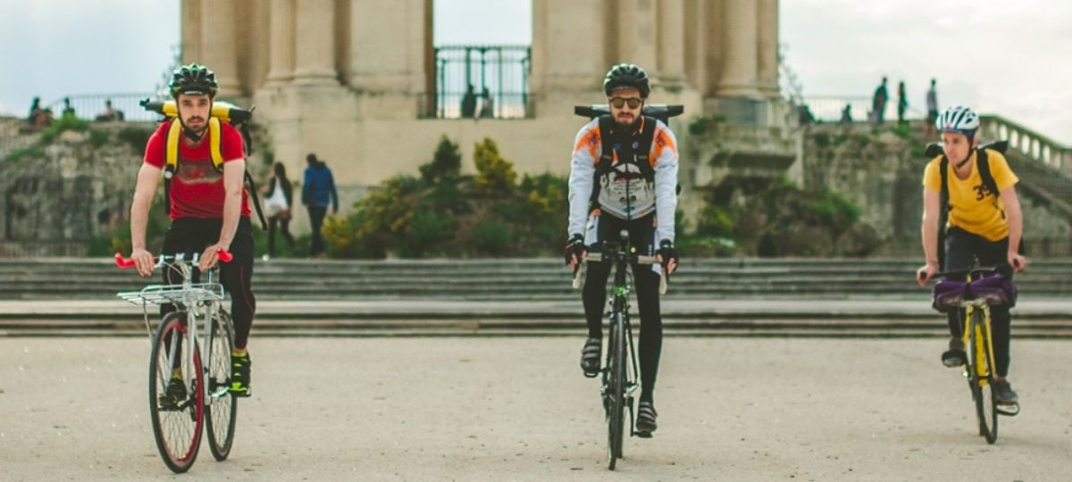 Contre Deliveroo, des livreurs lancent leur propre service de livraison éthique Trois livreur à vélos à la Promenade du Pérou à Montpellier (Hérault)