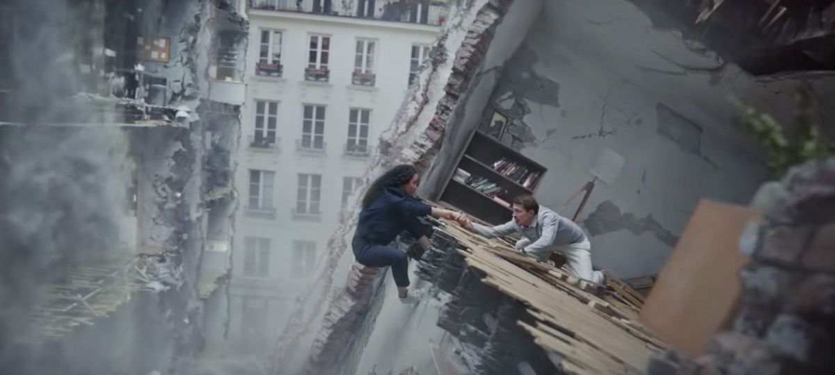 Lacoste dévoile sa nouvelle campagne mondiale « Crocodile Inside » Un homme et une femme se tiennent la mains dans un immeuble détruit