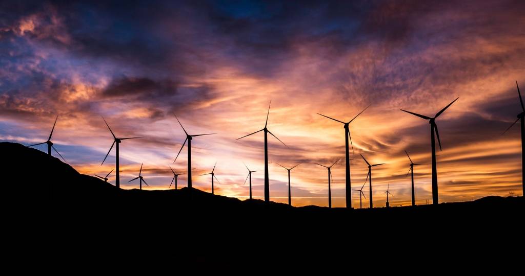 Parc d'éoliennes, au coucher du soleil