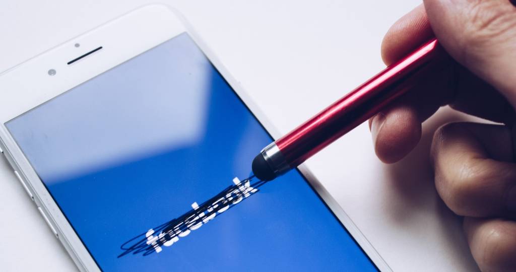 Smartphone sur une page Facebook