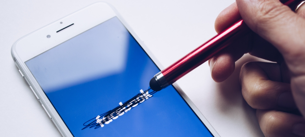 Smartphone sur une page Facebook