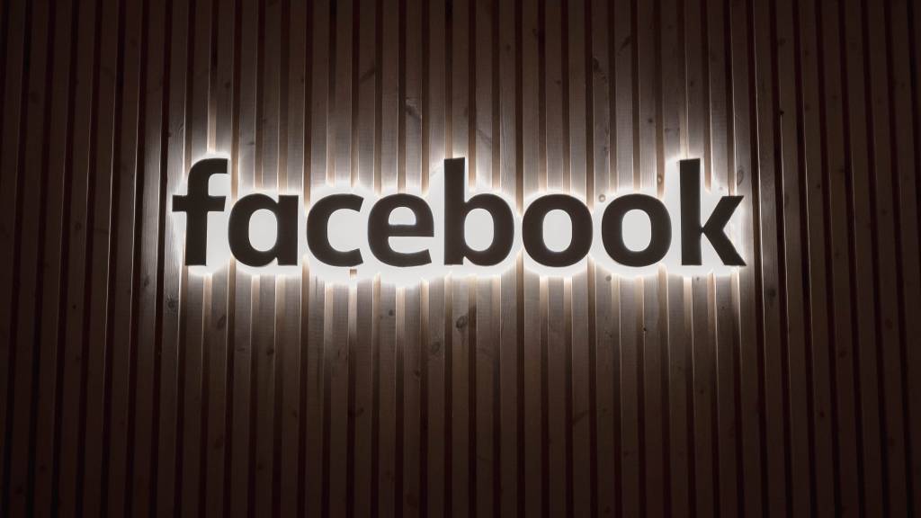 Néon lumineux du logo du réseaux social Facebook