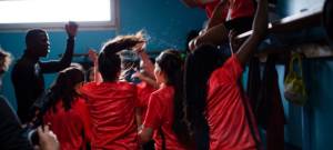 Une équipe de joueuses de football rient dans un vestiaire