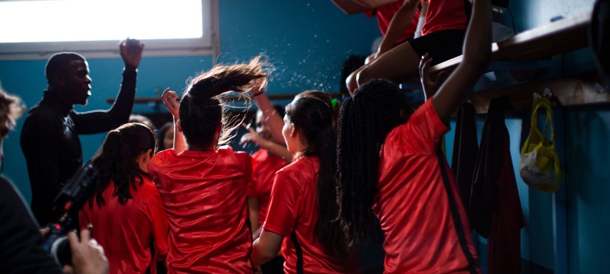 La Fédération Française de Football met à l'honneur ses joueuses Une équipe de joueuses de football rient dans un vestiaire