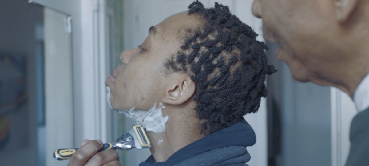 Gillette célèbre l’amour entre un père et son fils transgenre Un jeune homme se rase au coté de son père