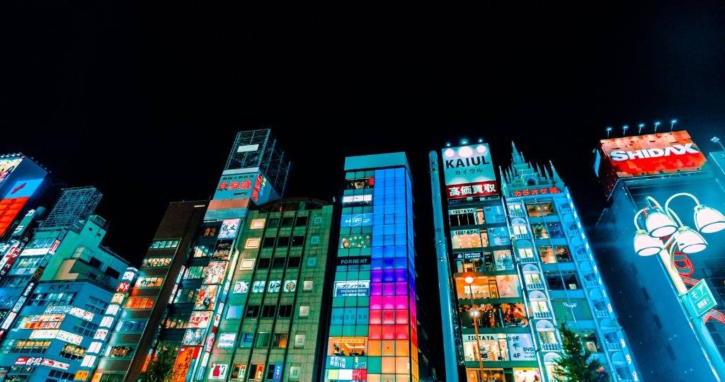 Gratte-ciels dans la ville de Tokyo, de nuit