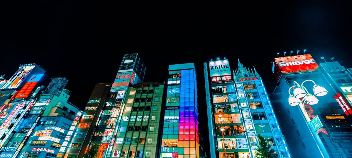 Le G20 des jeunes Start-up est ouvert Gratte-ciels dans la ville de Tokyo, de nuit