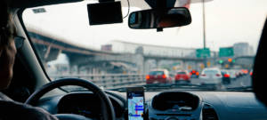 un chauffeur de VTC dans sa voiture