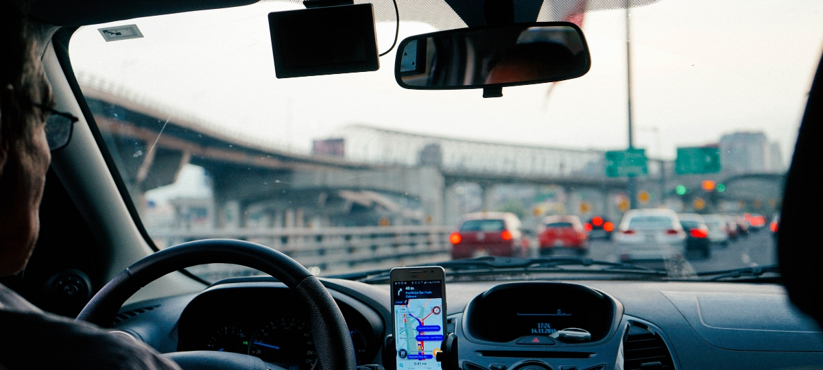 Heetch lève 34 millions d’euros pour accélérer son implantation en Afrique un chauffeur de VTC dans sa voiture