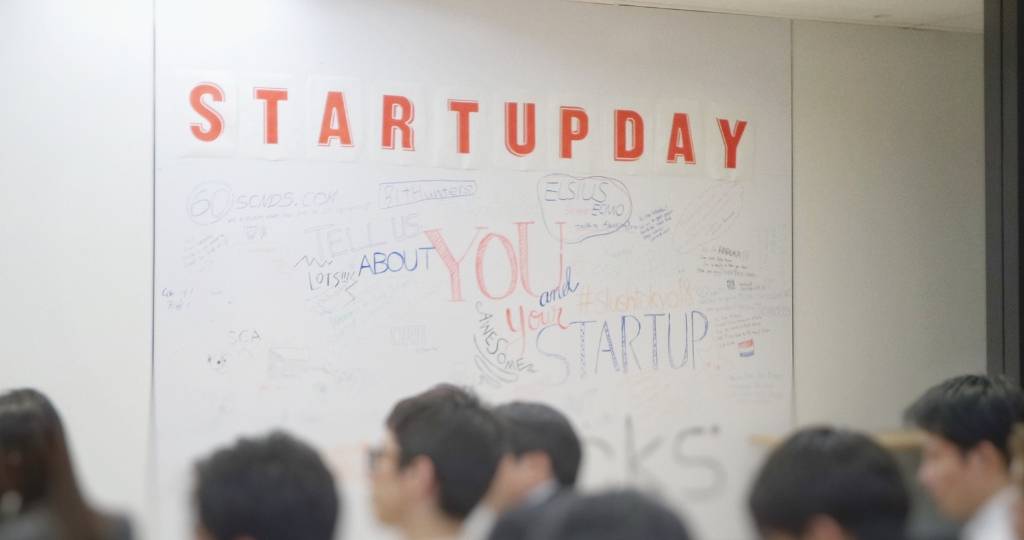Tableau avec écrit  - startup day''