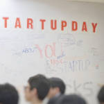 Tableau avec écrit "startup day''